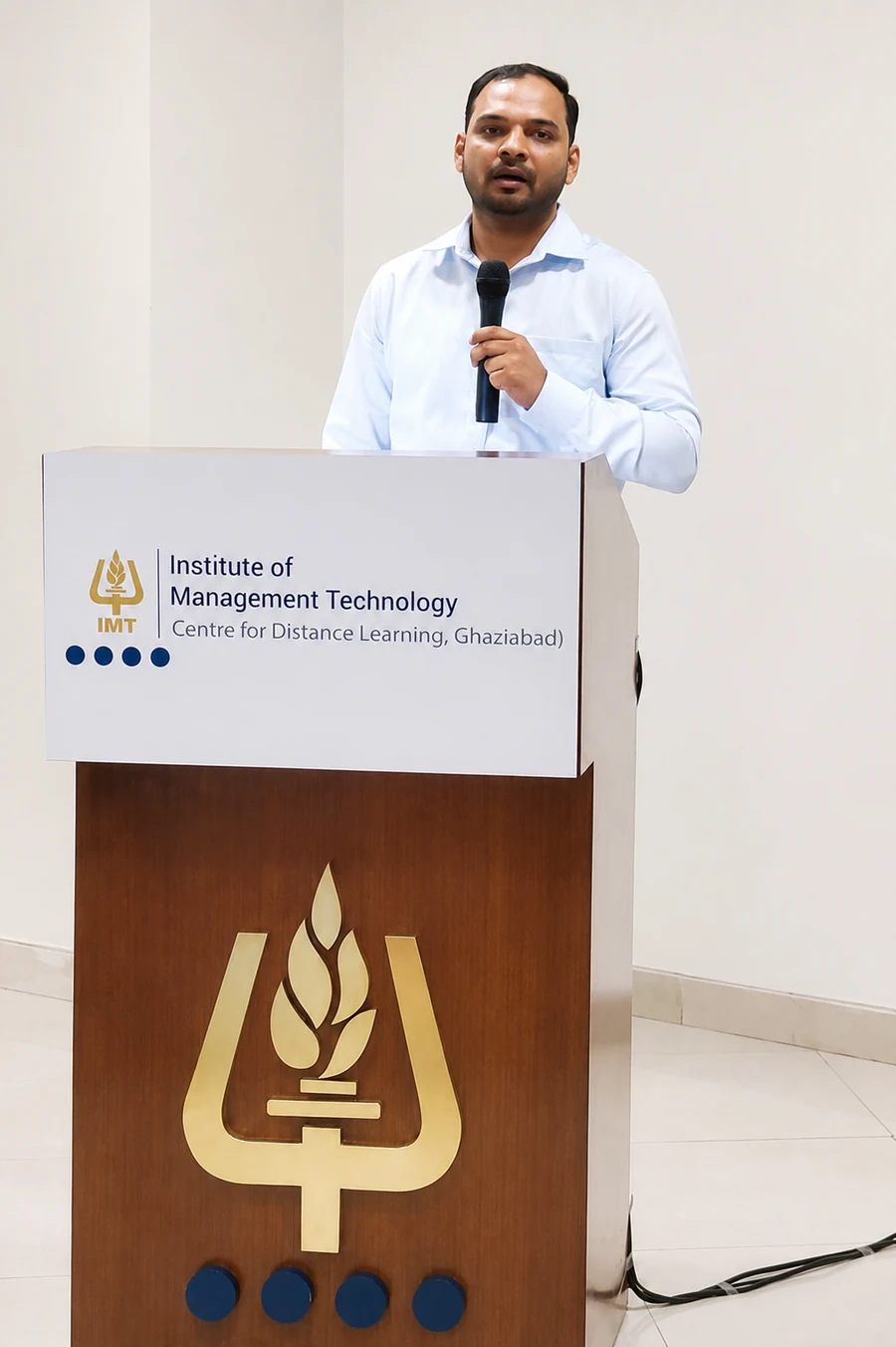 Harshit Srivastava speaking at IMT Ghaziabad